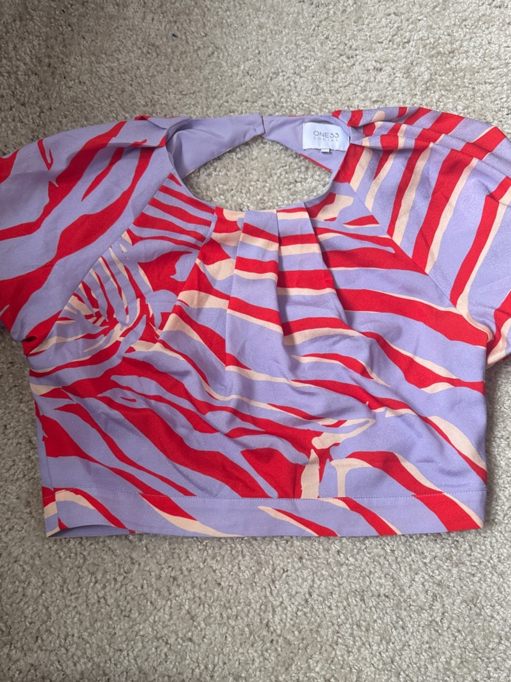 ONE33 SOCIAL purple pattern crop top with puff sleeve